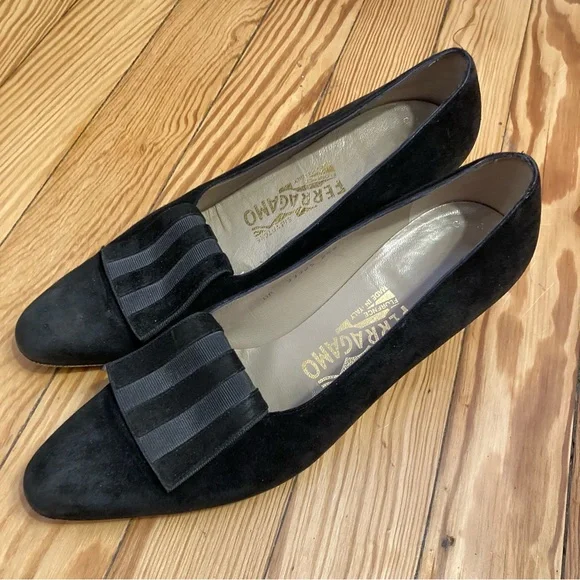 Vintage Ferragamo Black Suede and Grosgrain Pumps Dark Academia Perfection 8 AA - Picture 2 of 9